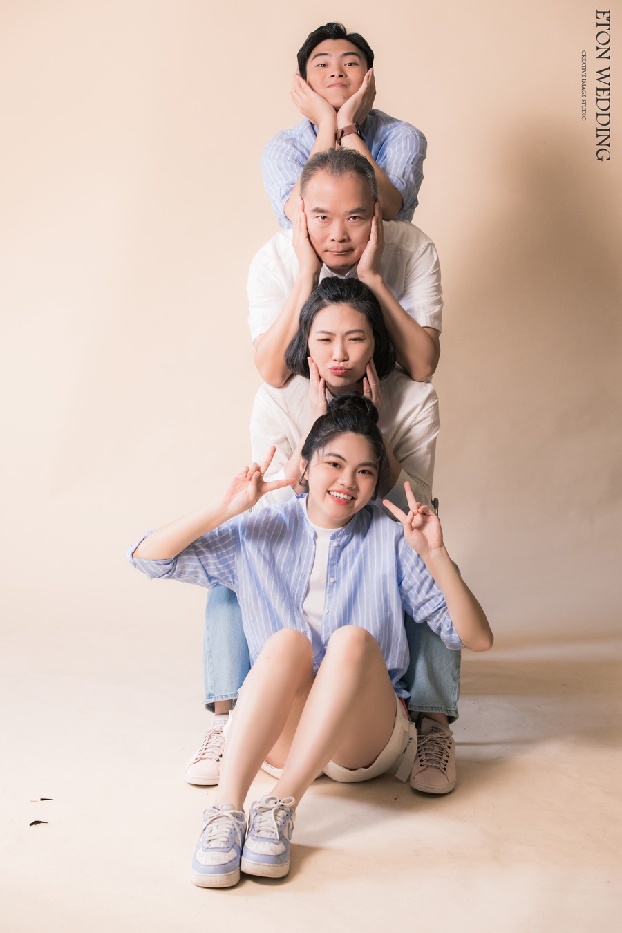 創意全家福攝影：搞笑pose打造歡樂氛圍| 自然放鬆的全家福照片, image size:900x1350