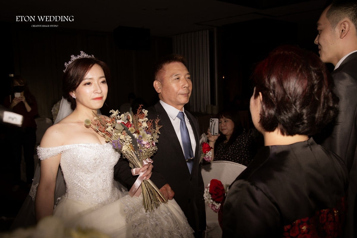 婚禮婚紗怎麼選 21年最火紅的婚禮使用的婚紗你一定要看的21款婚紗 婚紗小知識 伊頓自助婚紗
